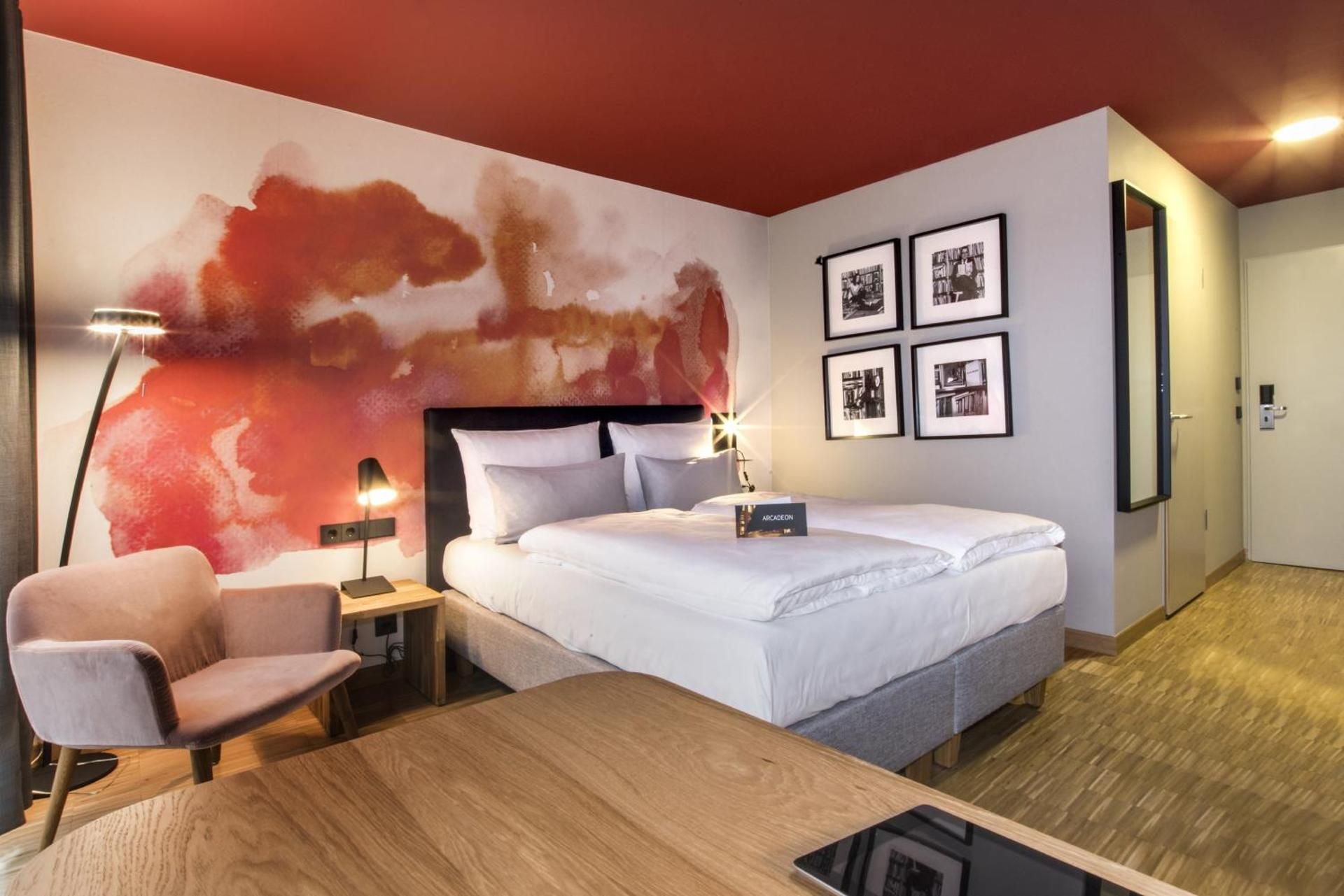 Arcadeon Queen Room - Disability Access