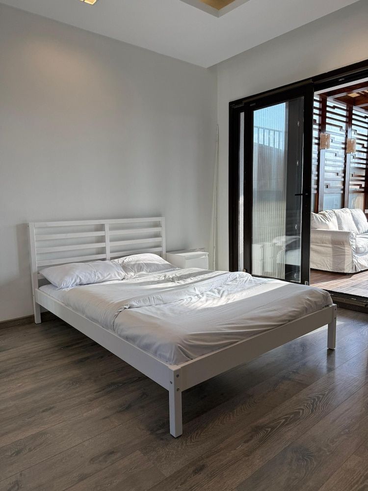 Modern Rooftop Apt with Private Terrace