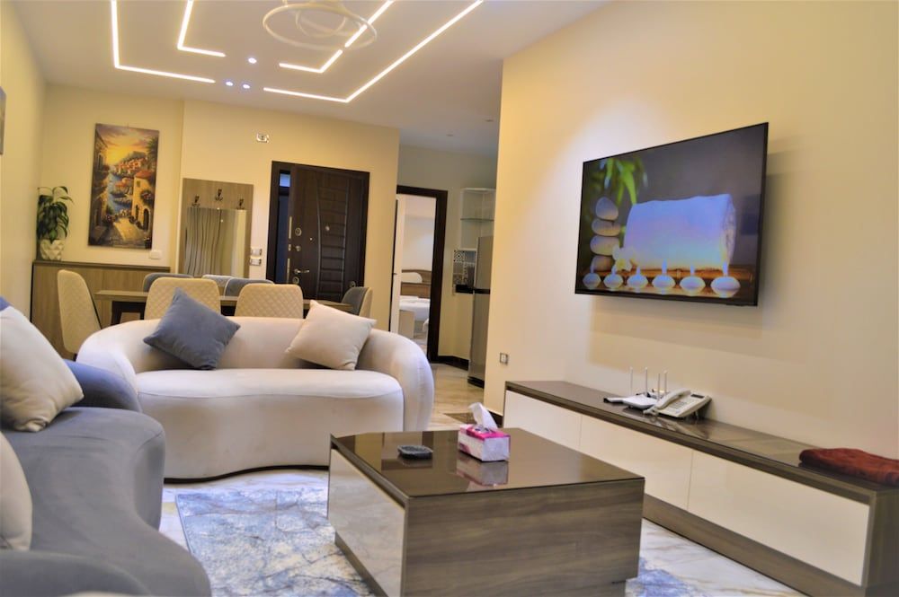 Zayed Plaza Deluxe Apartment, 3 Bedrooms 2