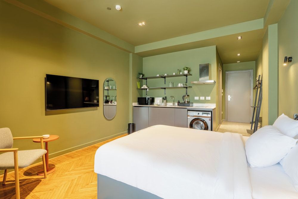 Studio, 1 King Bed, Kitchen