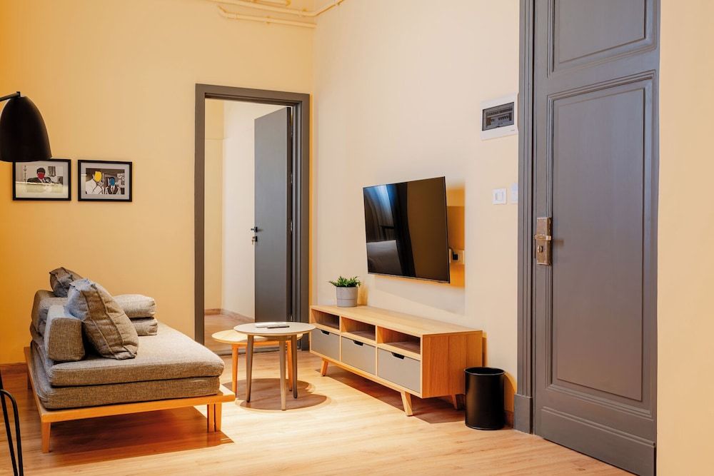 Brassbell Grey Studio Menasce House Standard Apartment, 1 Bedroom 5