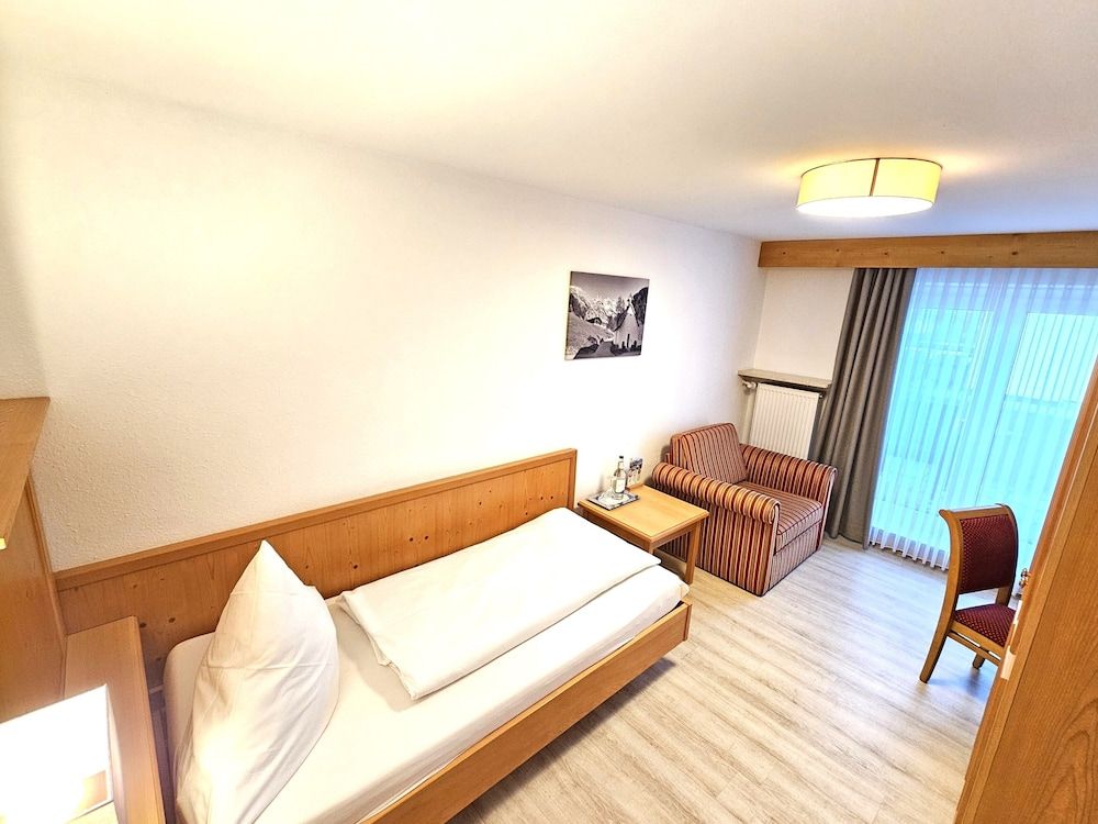 Hotel Cafe Fuggerhof Comfort Single Room, Balcony, Mountain View 2