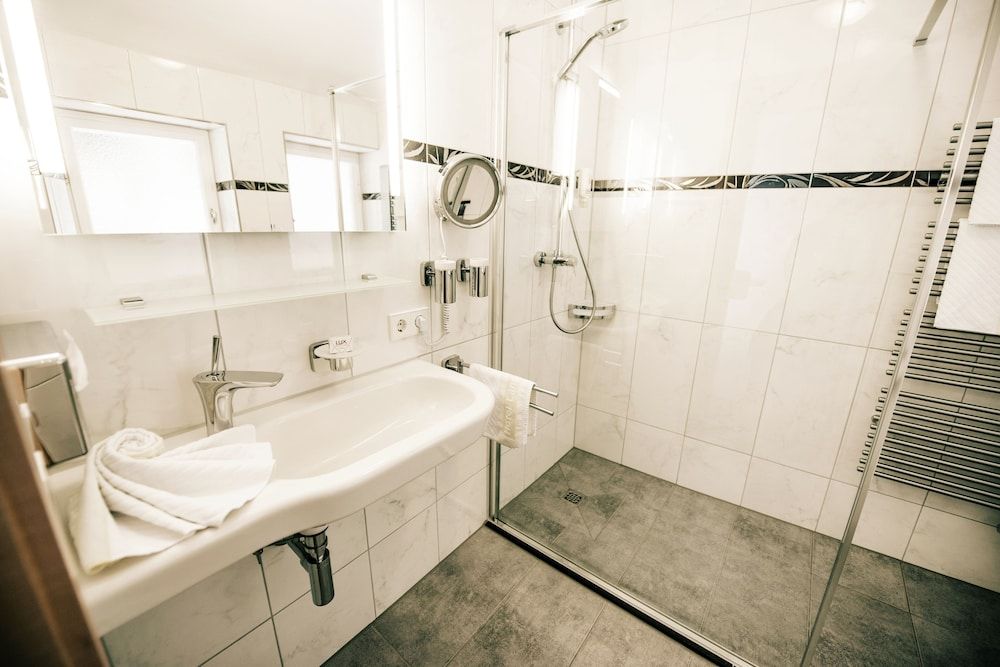 Hotel Langenwaldsee Standard Double Room, Balcony, Lake View (Seeseite) 6