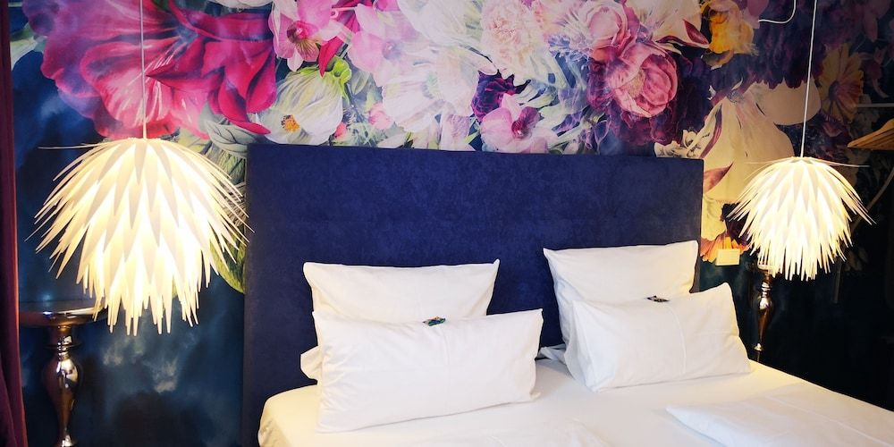 Deluxe Double Room, 1 King Bed, Non Smoking, Courtyard View (with air condition)