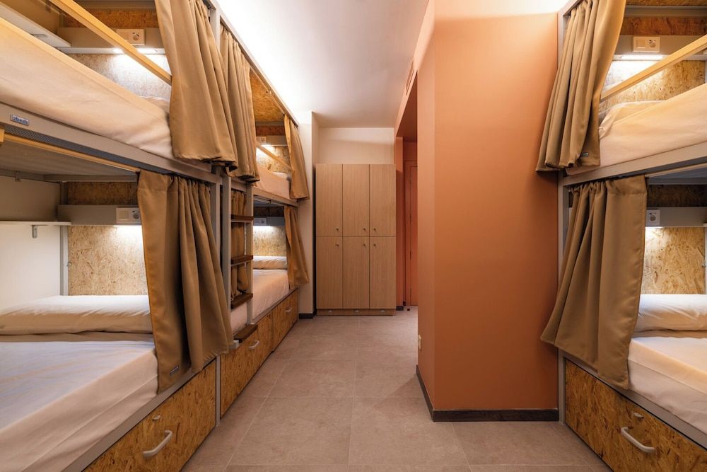 Bed in 6-bed mixed dormitory room