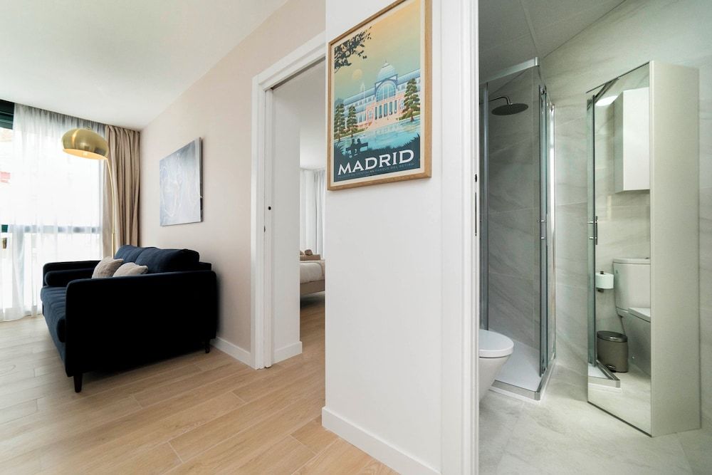 Aurora Stays by Charming Classic Apartment 5