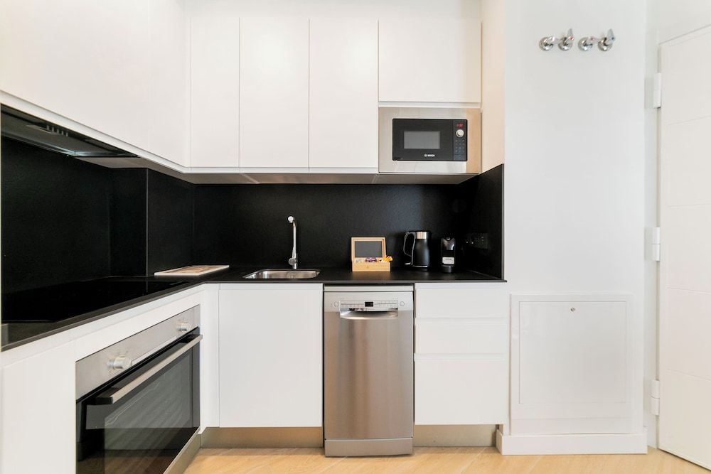 Aurora Stays by Charming Classic Apartment 3