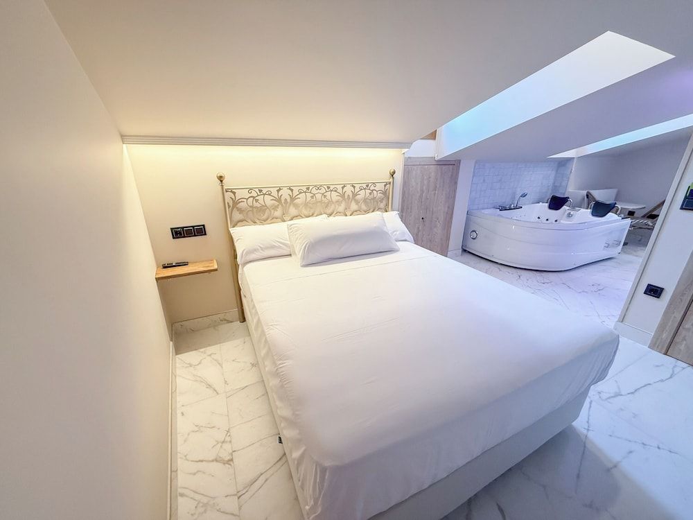 Akla Hotel El Burgo de Osma Comfort Double Room, City View 6