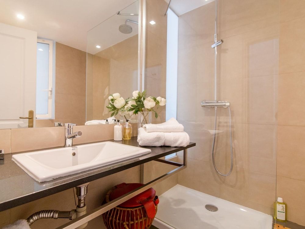 Designer s Three Bedroom Apartment With Terrace Apartment 18