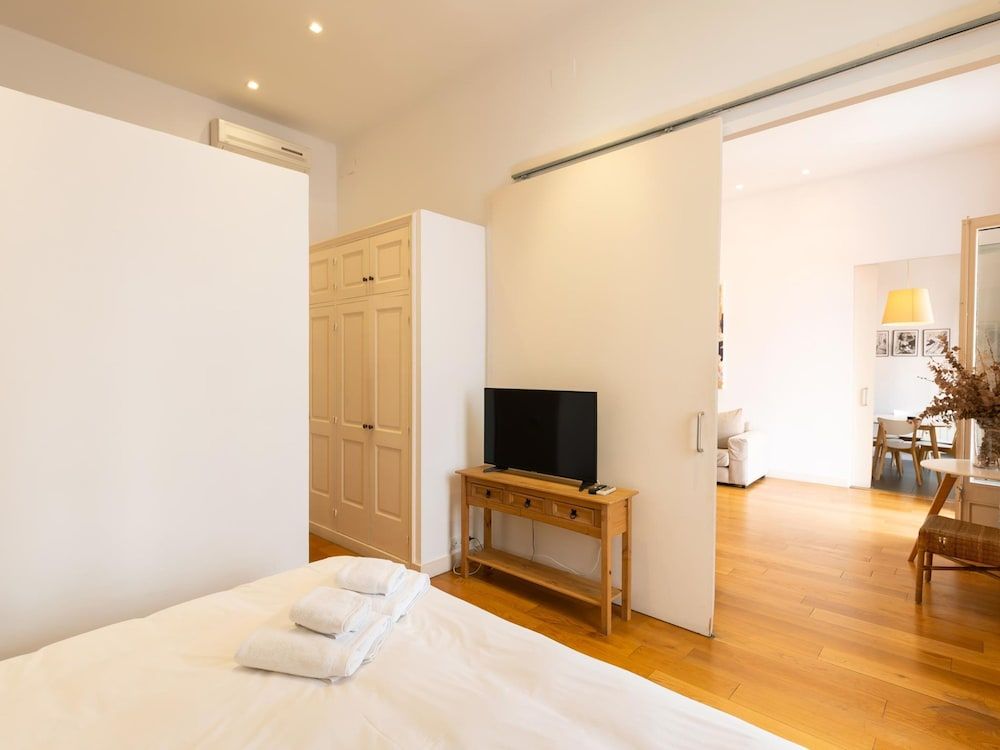 Designer s Three Bedroom Apartment With Terrace Apartment 13