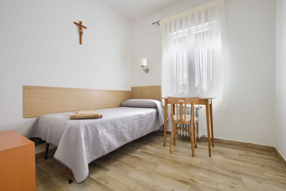 Basic Single Room, 1 Twin Bed, Non Smoking, Private Bathroom