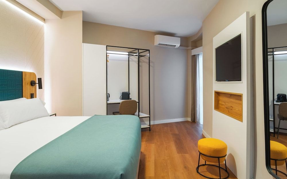 Limehome Benidorm Calle Major Comfort Queen Room wheelchair accessible 3