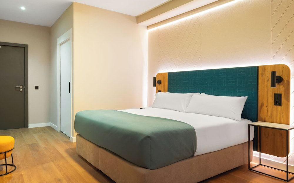 Limehome Benidorm Calle Major Comfort Queen Room wheelchair accessible 4