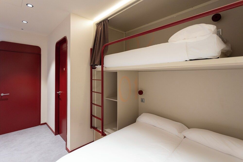 Camila Hostel Valencia Standard Triple Room 5