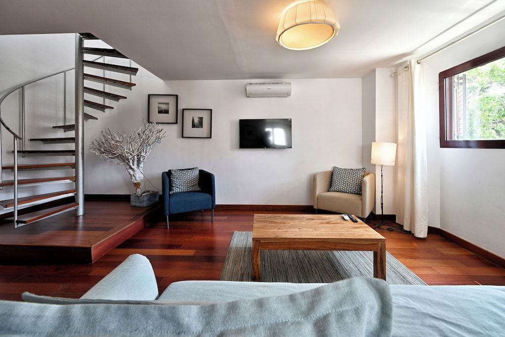 Penthouse, City View