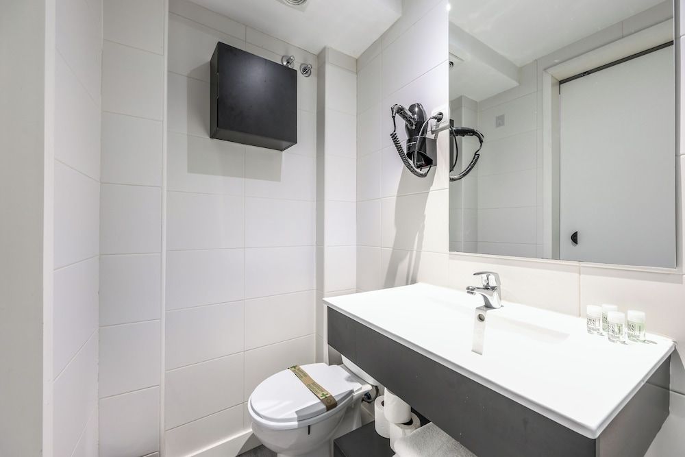 AP Leganitos Deluxe Double Room, City View 22