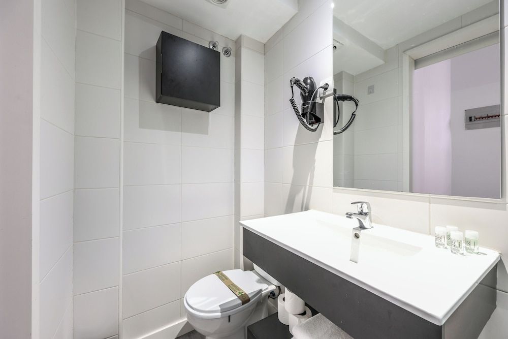 AP Leganitos Deluxe Double Room, City View 17