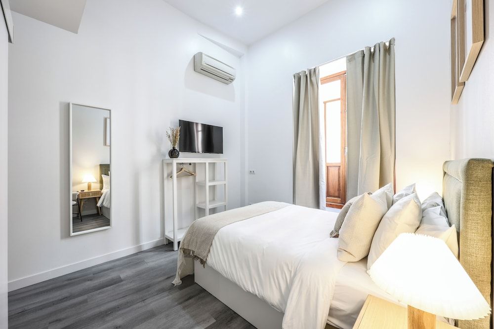 AP Leganitos Deluxe Double Room, City View 6