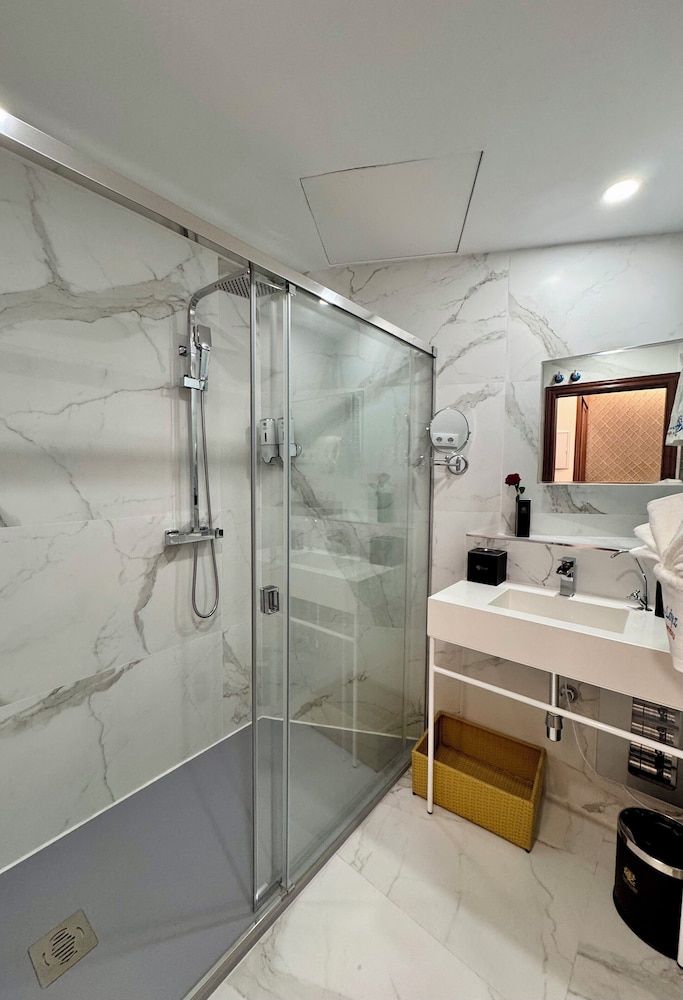 Hotel Boutique Casón De Los López Family Triple Room, City View 9