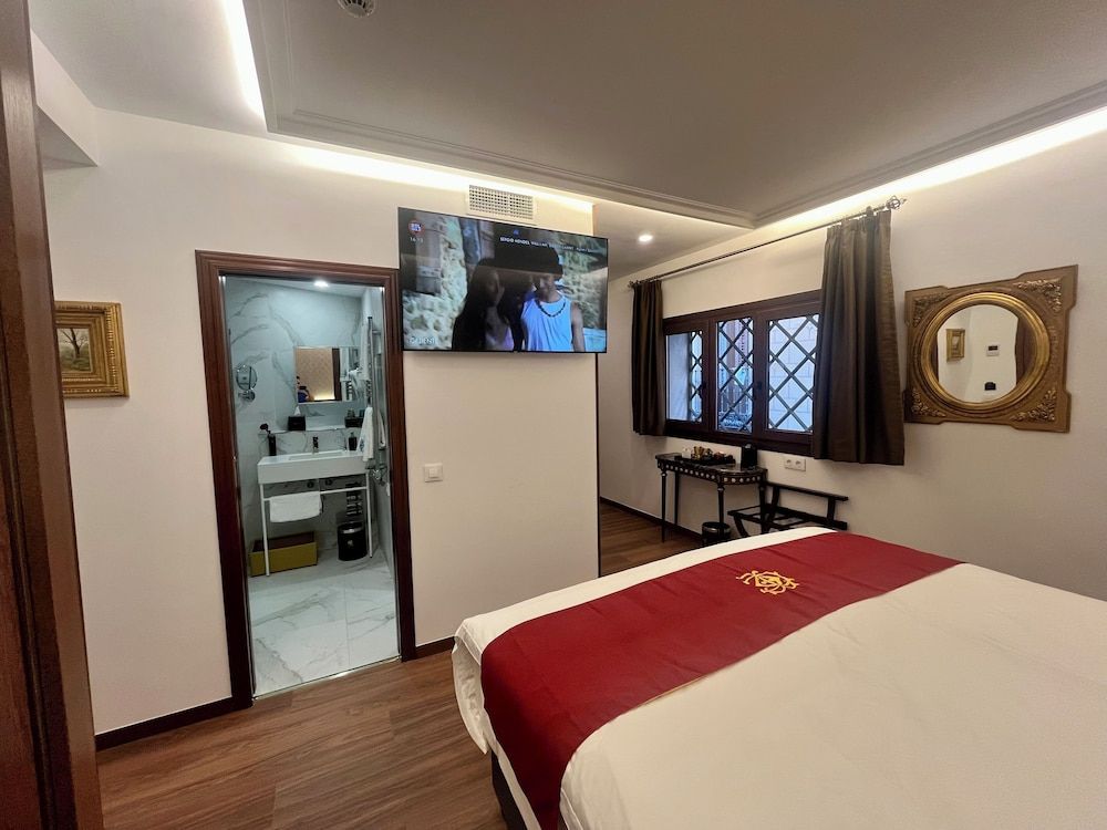 Hotel Boutique Casón De Los López Family Triple Room, City View 16