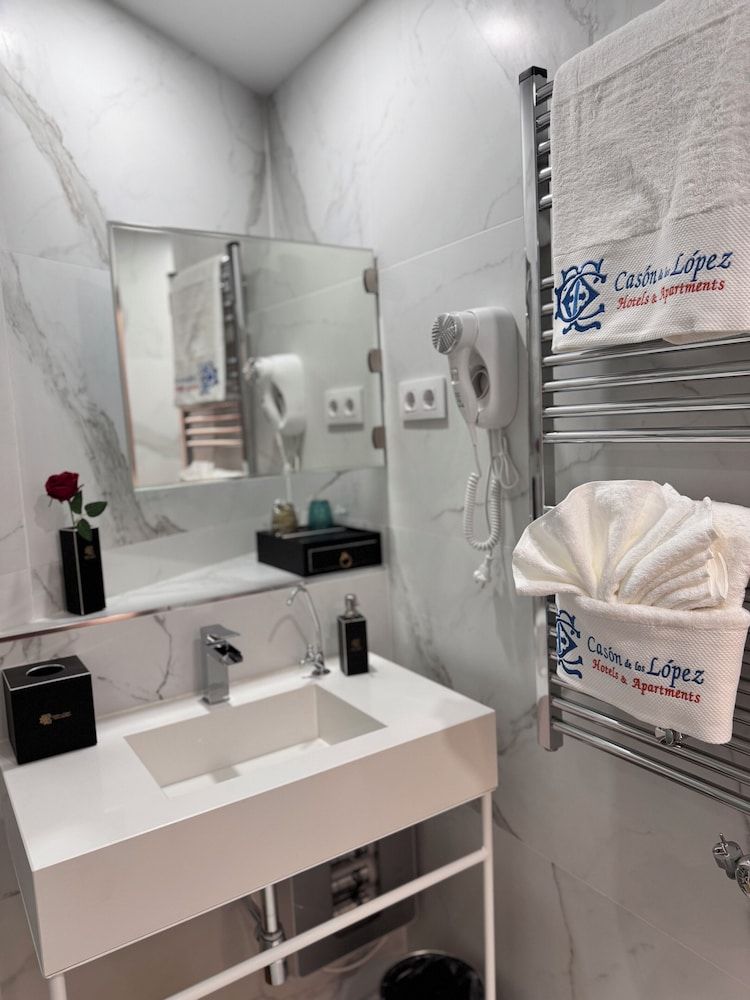 Hotel Boutique Casón De Los López Family Triple Room, City View 13