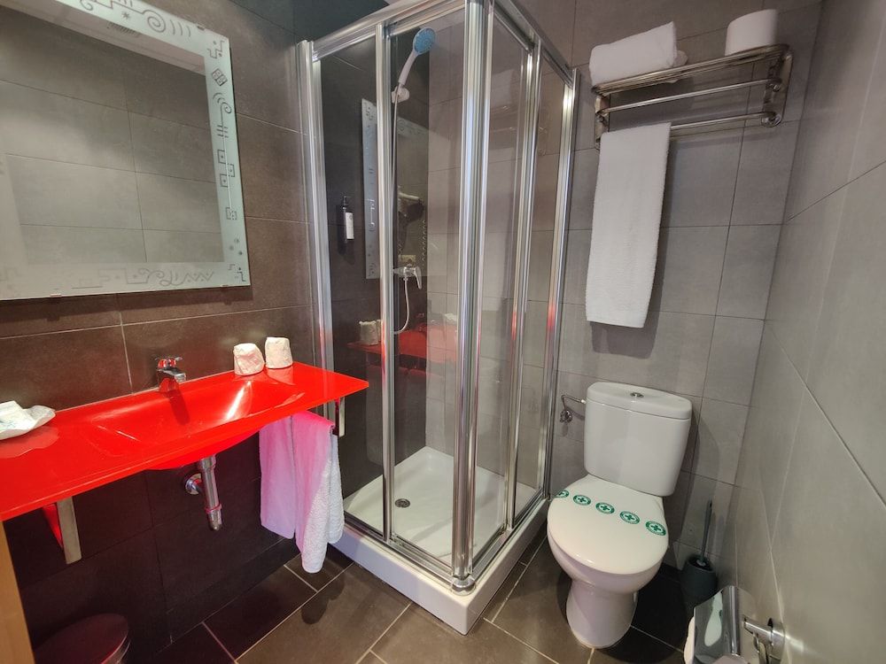 Hostal Manel Twin Room 5