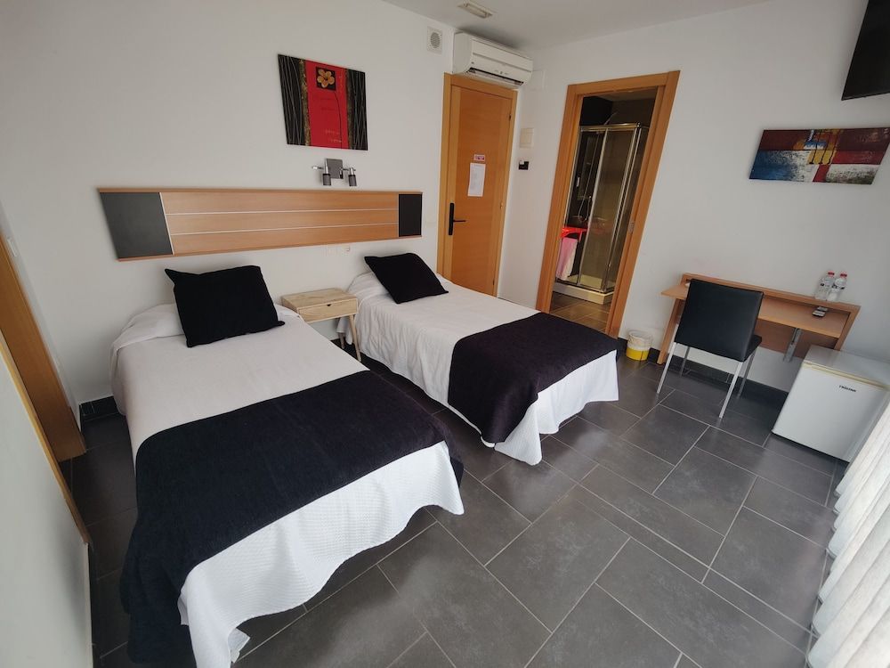 Hostal Manel Twin Room 4