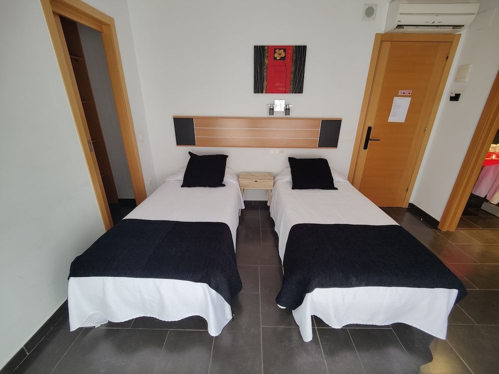 Hostal Manel Twin Room 3