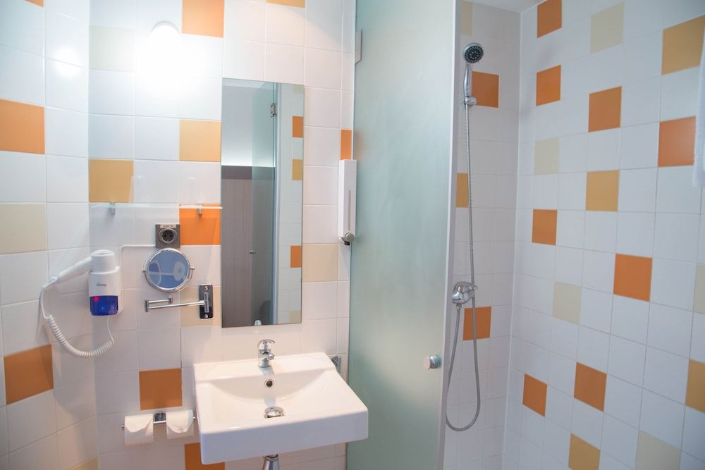 B&B Hotel Valencia Aeropuerto Triple Room 2