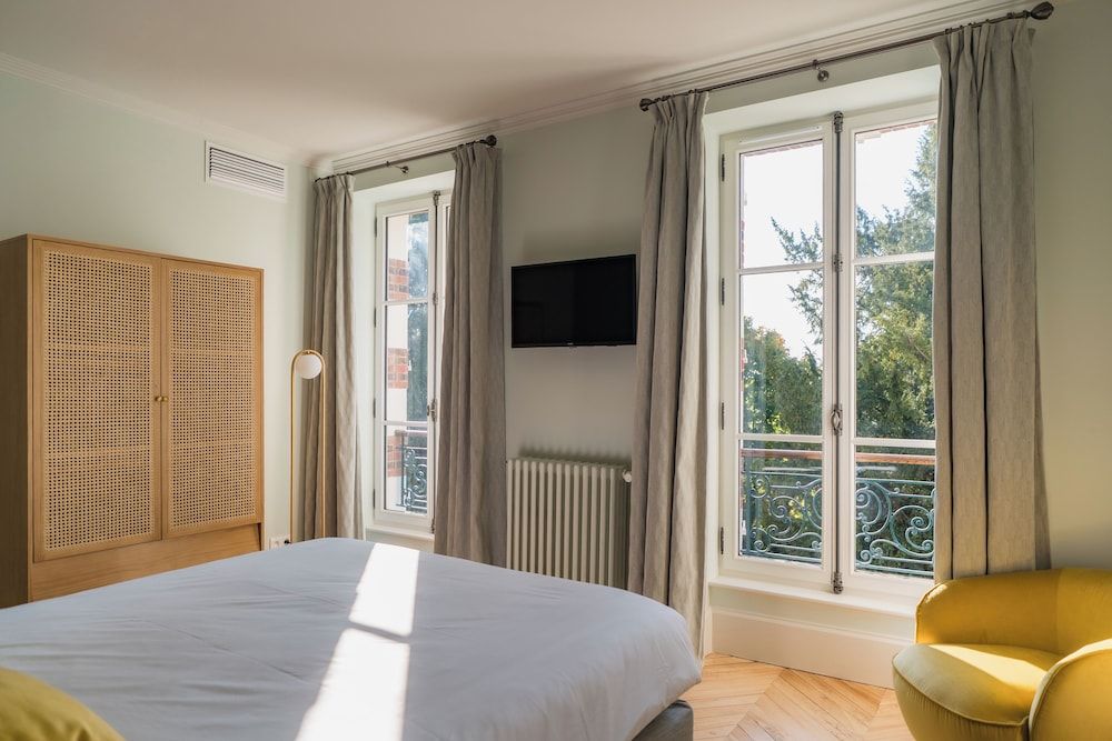 Le Parc Double Room, Park View 3