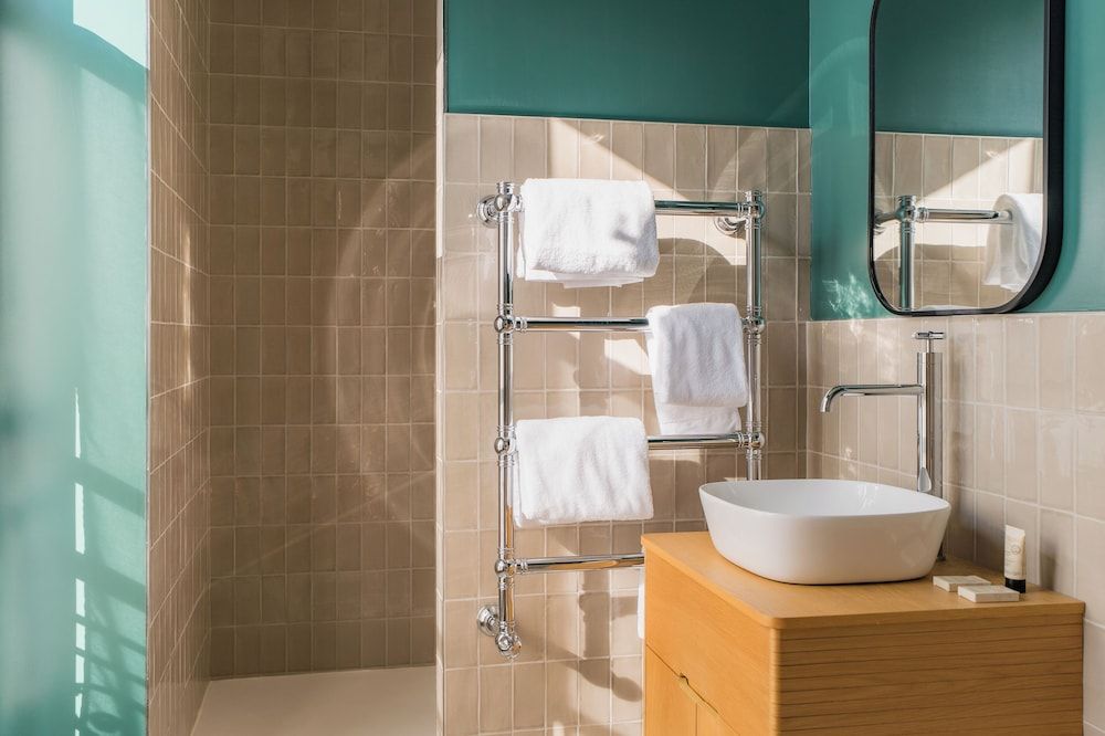 Le Parc Double Room, Garden View 6