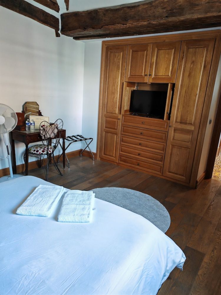 Classic Double Room (CHAMBRE 4 CONTESSE DE MAILLEY DE NESL)