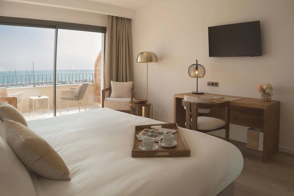 Deluxe Room, 1 King Bed, Balcony, Sea View