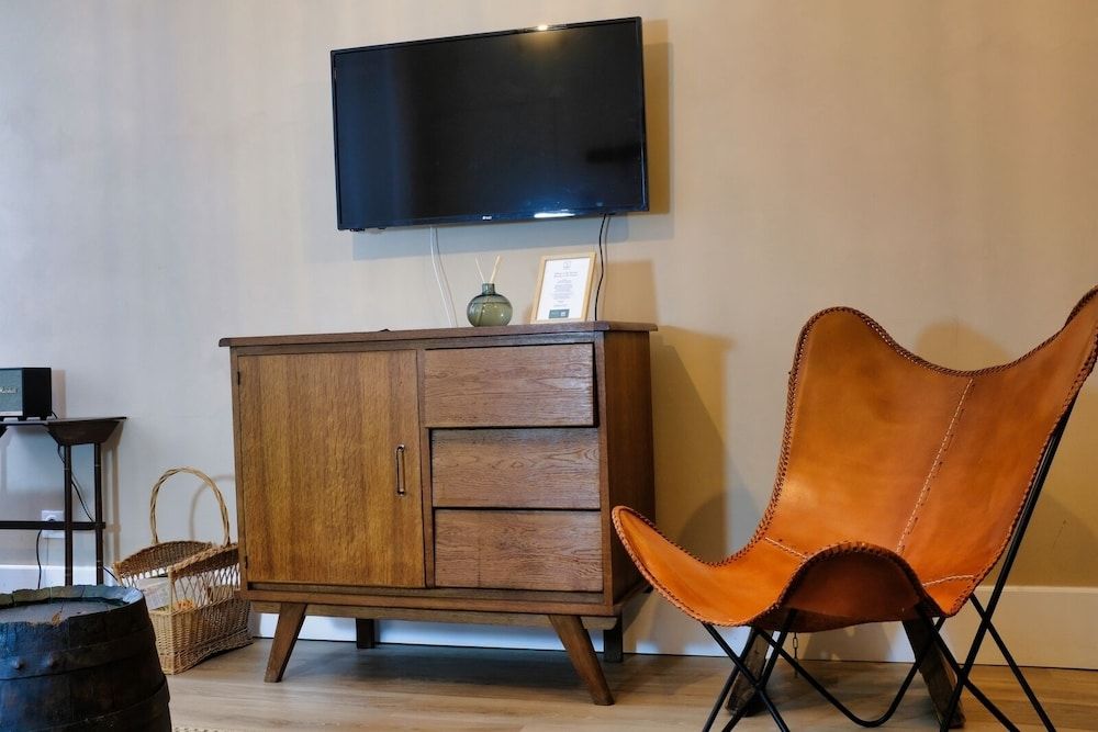 La Verrière Maison d'hôtes Superior Apartment, 2 Bedrooms, Kitchen, Courtyard View 2