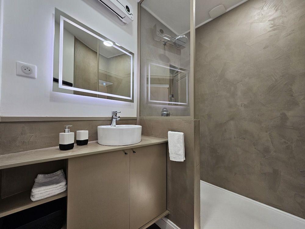 La Maison V.H., Appartements d'Hôtes Junior Apartment, Patio, Garden View 9