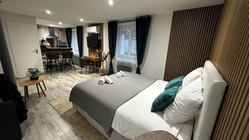 Logis Hôtel Blue Garden Studio, Balcony, Courtyard View 2