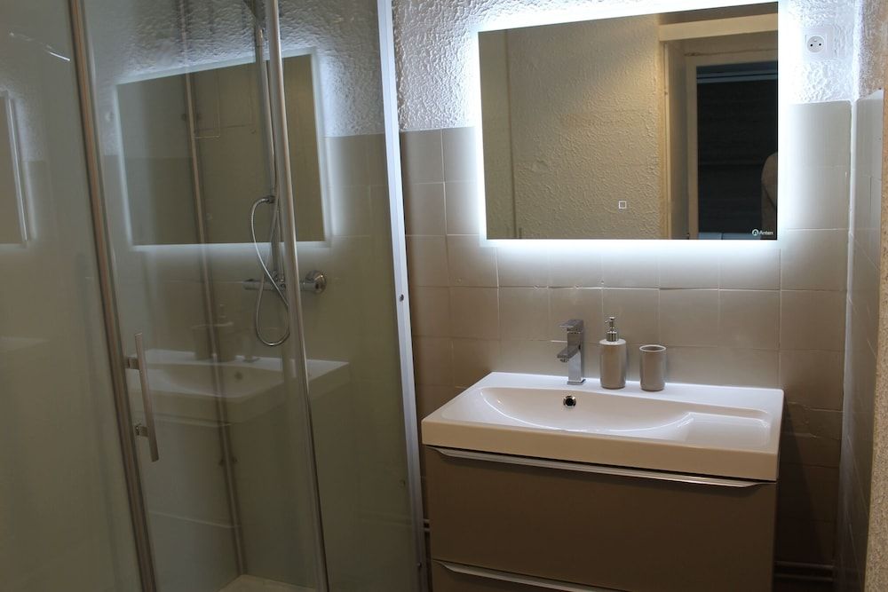 Logis Hôtel Blue Garden Studio, Balcony, Courtyard View 9