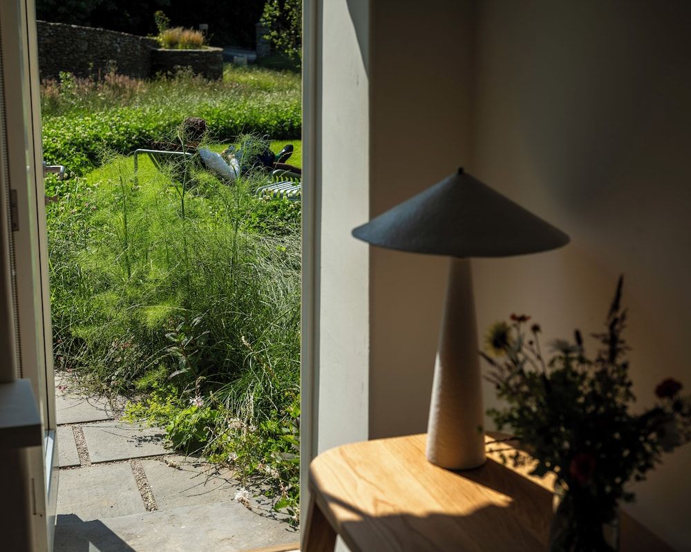 Fowlescombe Farm Studio, Patio, Garden View 2