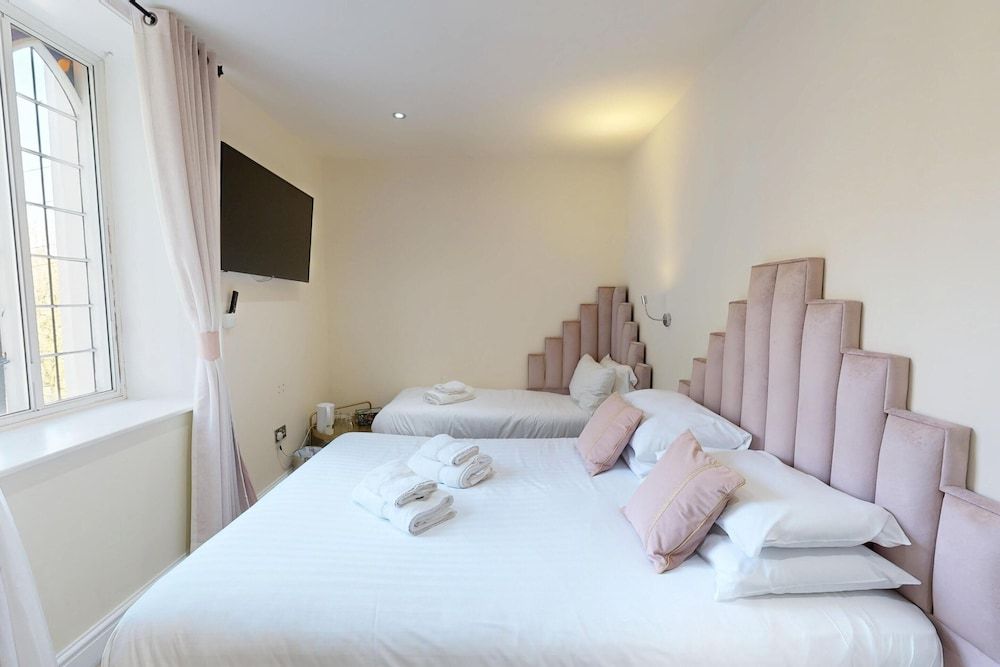 High Tor Hotel Superior Triple Room, Courtyard View