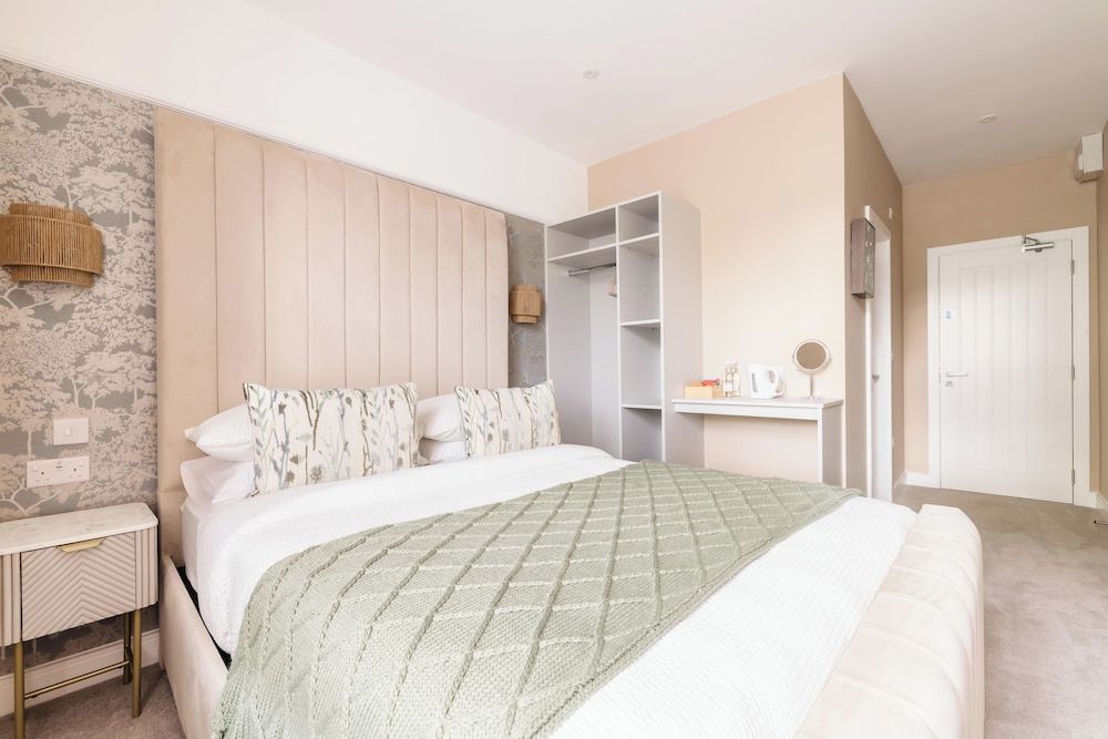 Pencelli Hotel Double Room, 1 King Bed, Non Smoking, Mountain View 2