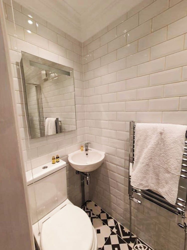 The Lodge Stanwell Family Double Room, Garden View 7