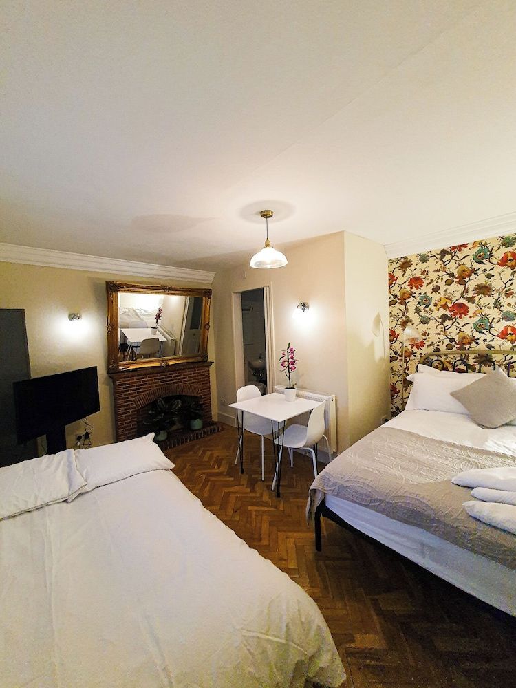 The Lodge Stanwell Family Double Room, Garden View 15