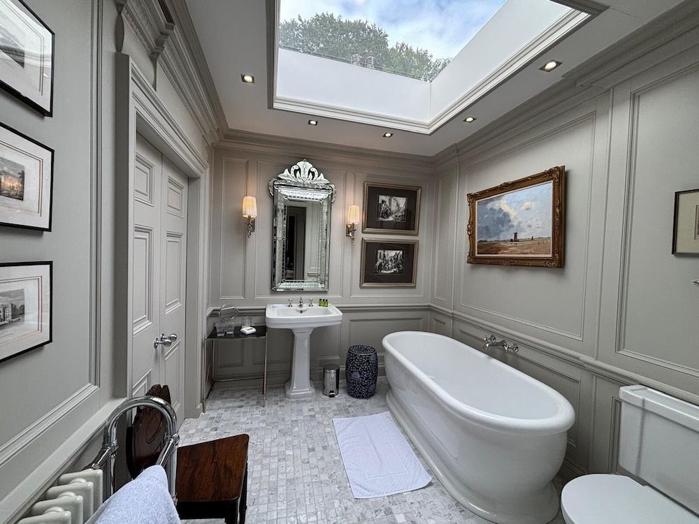 Park Hall Manor Luxury Suite, Ensuite, Lake View (Two Full Bath) 23