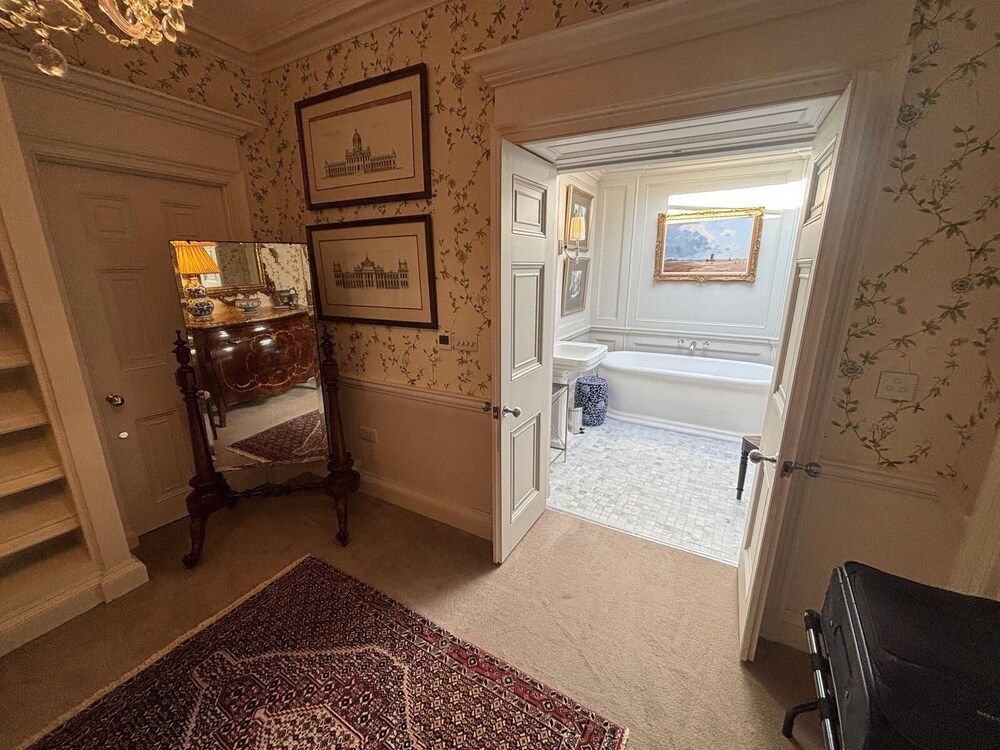 Park Hall Manor Luxury Suite, Ensuite, Lake View (Two Full Bath) 15