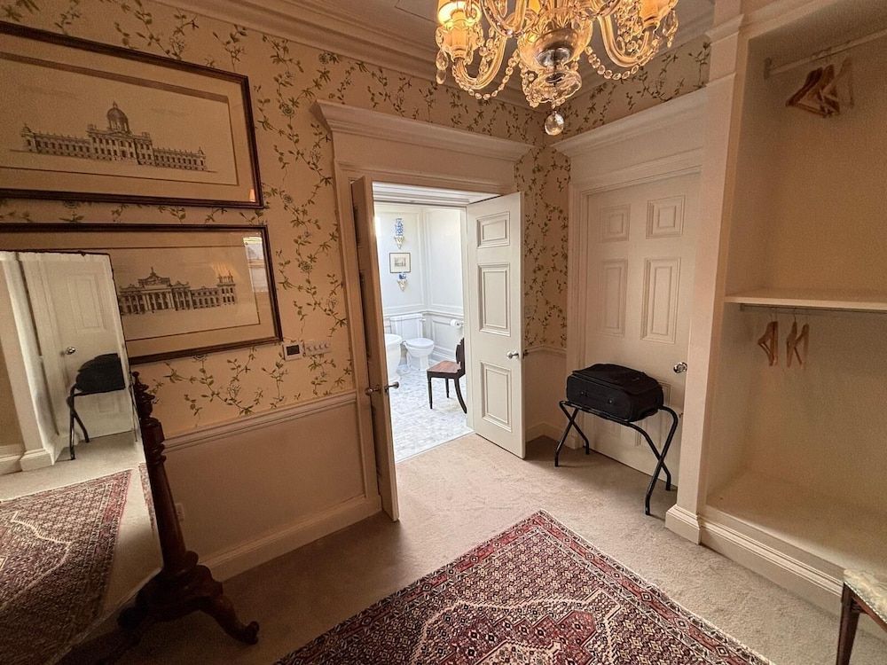 Park Hall Manor Luxury Suite, Ensuite, Lake View (Two Full Bath) 16