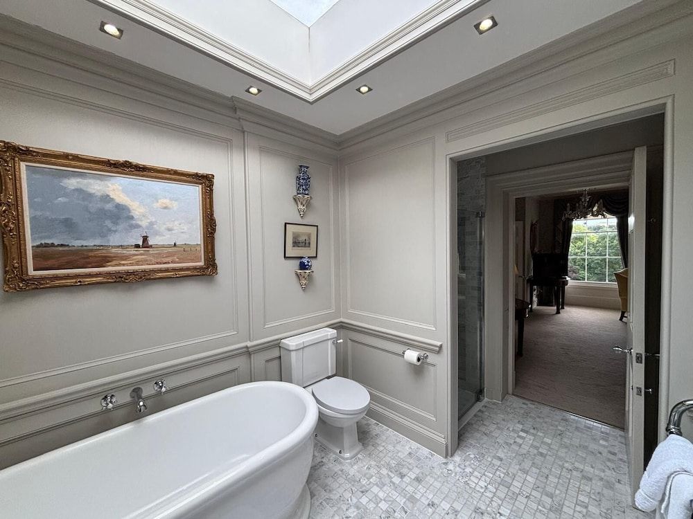 Park Hall Manor Luxury Suite, Ensuite, Lake View (Two Full Bath) 21