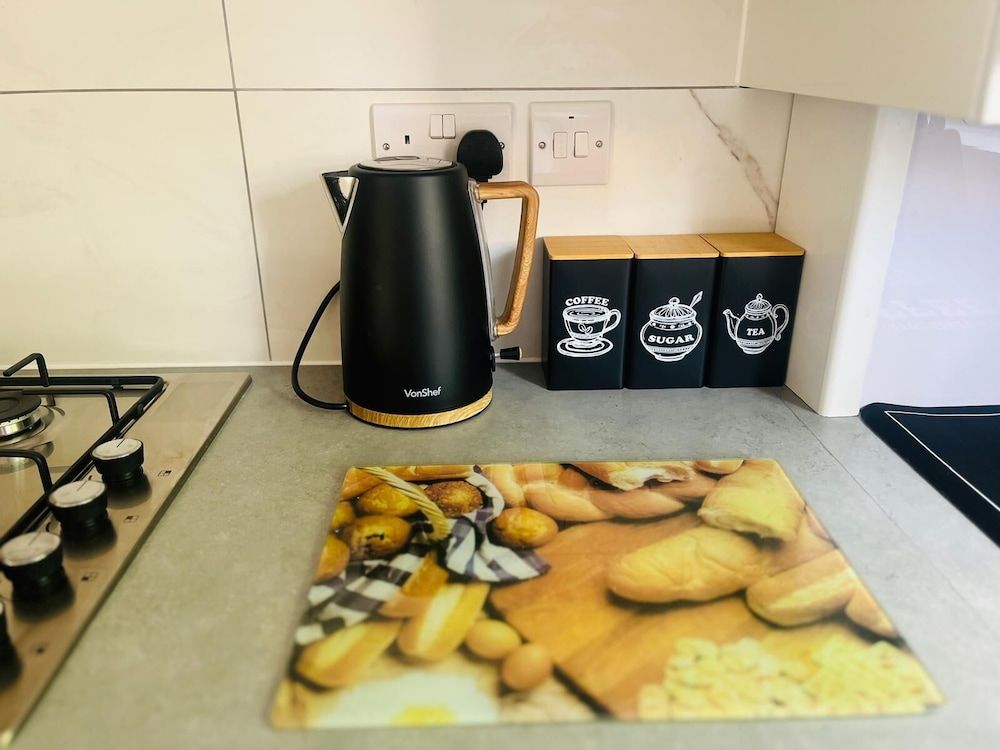 Stylish 3 Bed Home Parking City centre Comfort Townhome 15