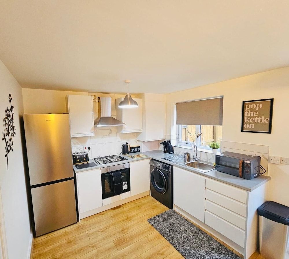 Stylish 3 Bed Home Parking City centre Comfort Townhome 4