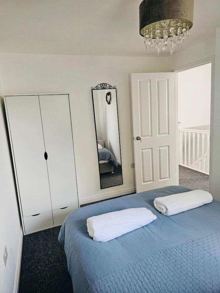 Stylish 3 Bed Home Parking City centre Comfort Townhome 7