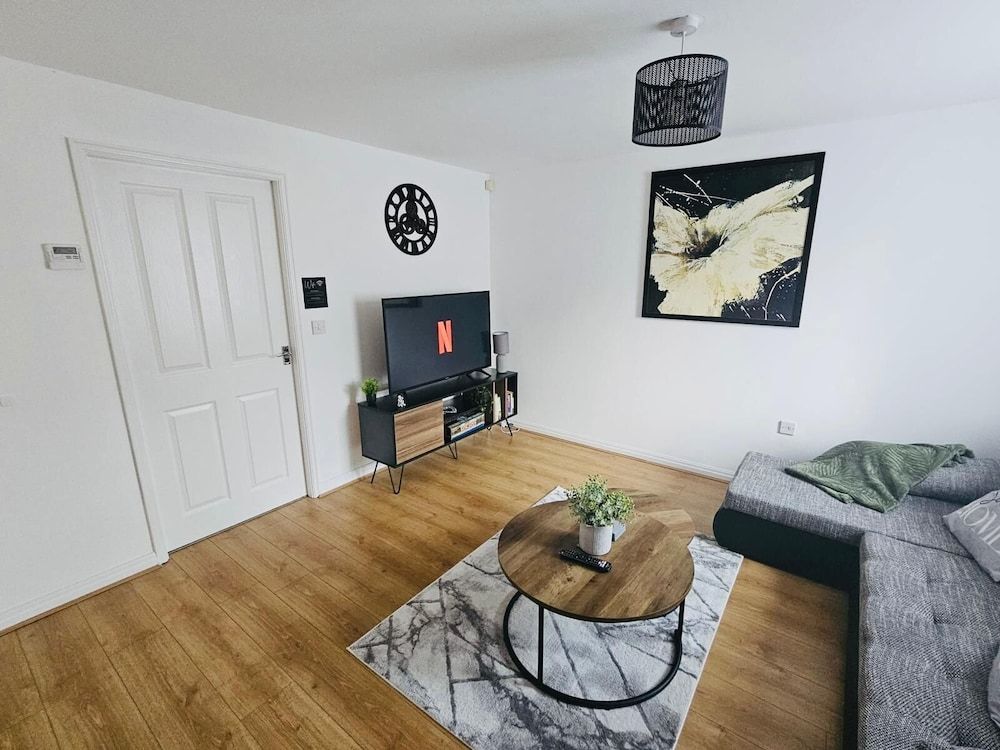 Stylish 3 Bed Home Parking City centre Comfort Townhome 2